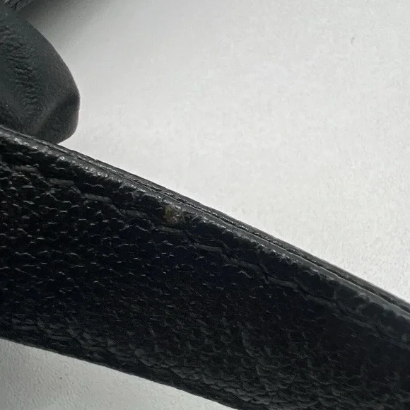 CHANEL Black Leather Shoulder Bag with Classic Design - Picture 14 of 17